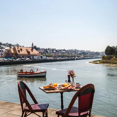 De Funes N3 - Breakfast Included - *